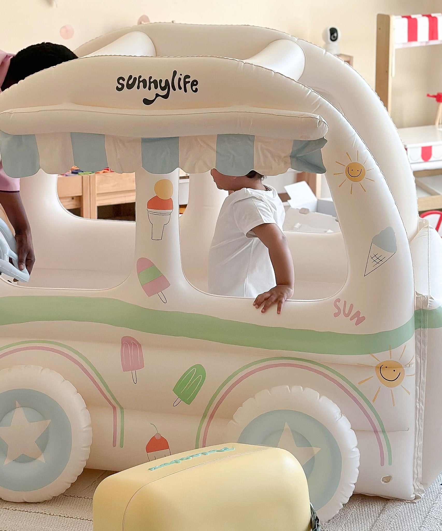 Sunnylife - مجموعة ألعاب بائع الآيس كريم القابلة للنفخ للشاطئ والحديقة للأطفال
