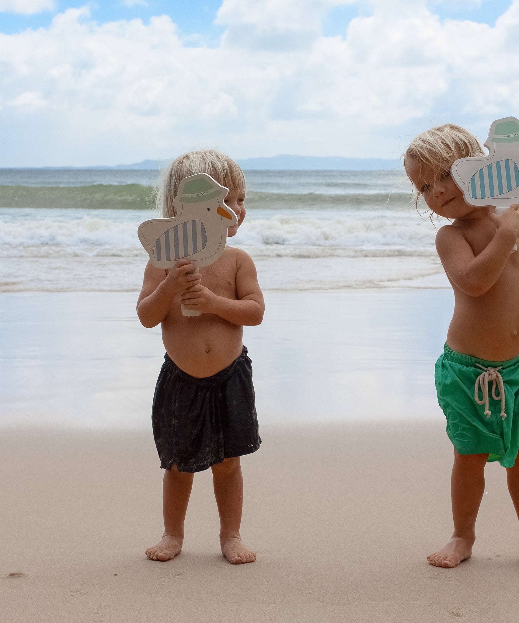 Sunnylife - مجموعة مضارب تنس شاطئية للأطفال ذات لاصق