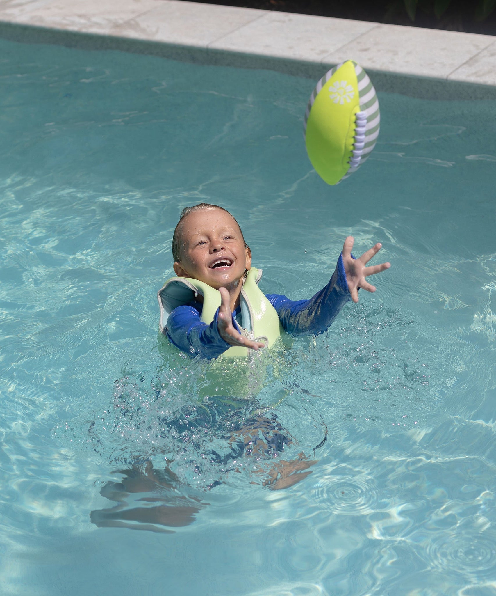 Sunnylife - كرة لعب ناعمة من النيوبرين للشاطئ