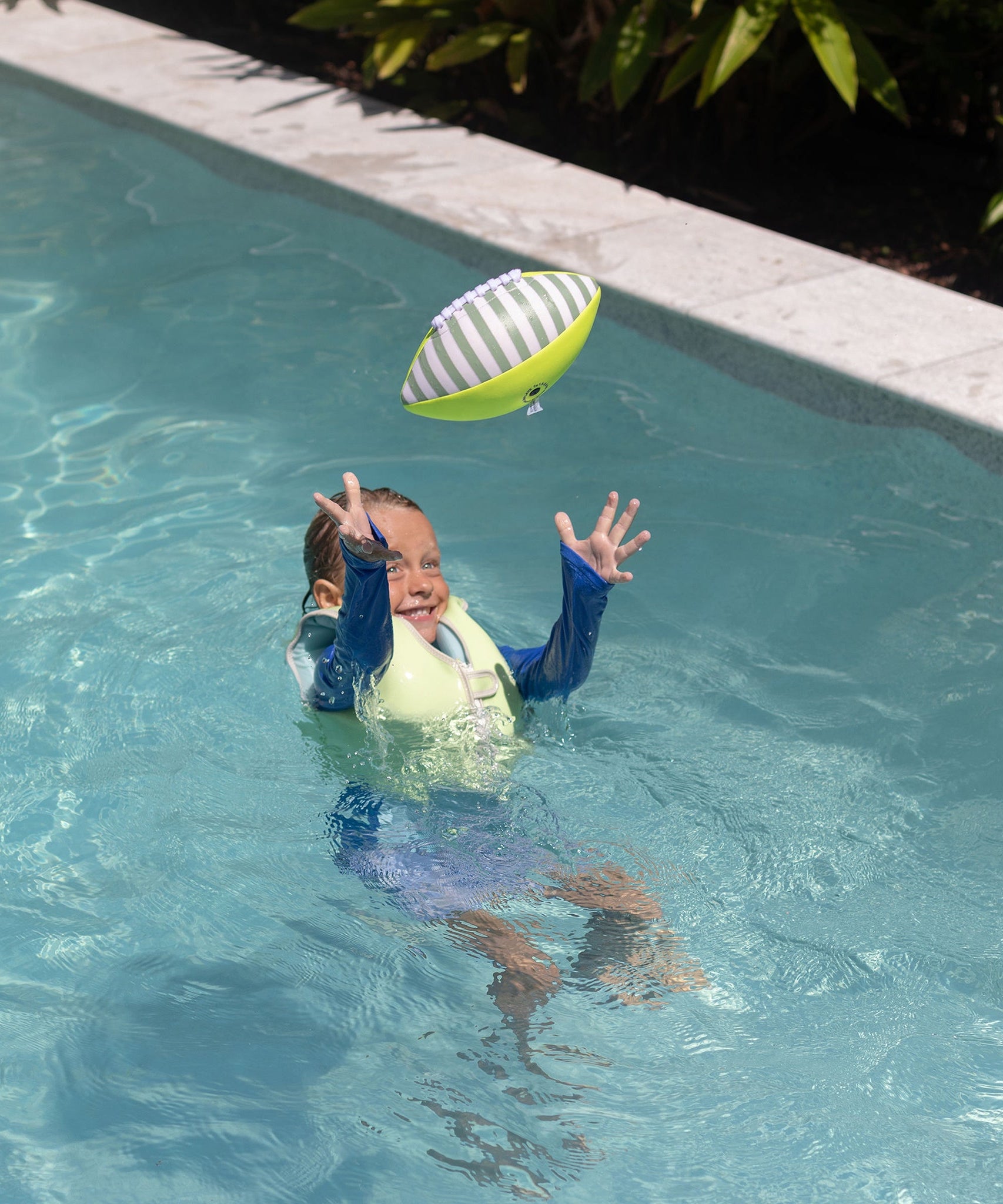 Sunnylife - كرة لعب ناعمة من النيوبرين للشاطئ