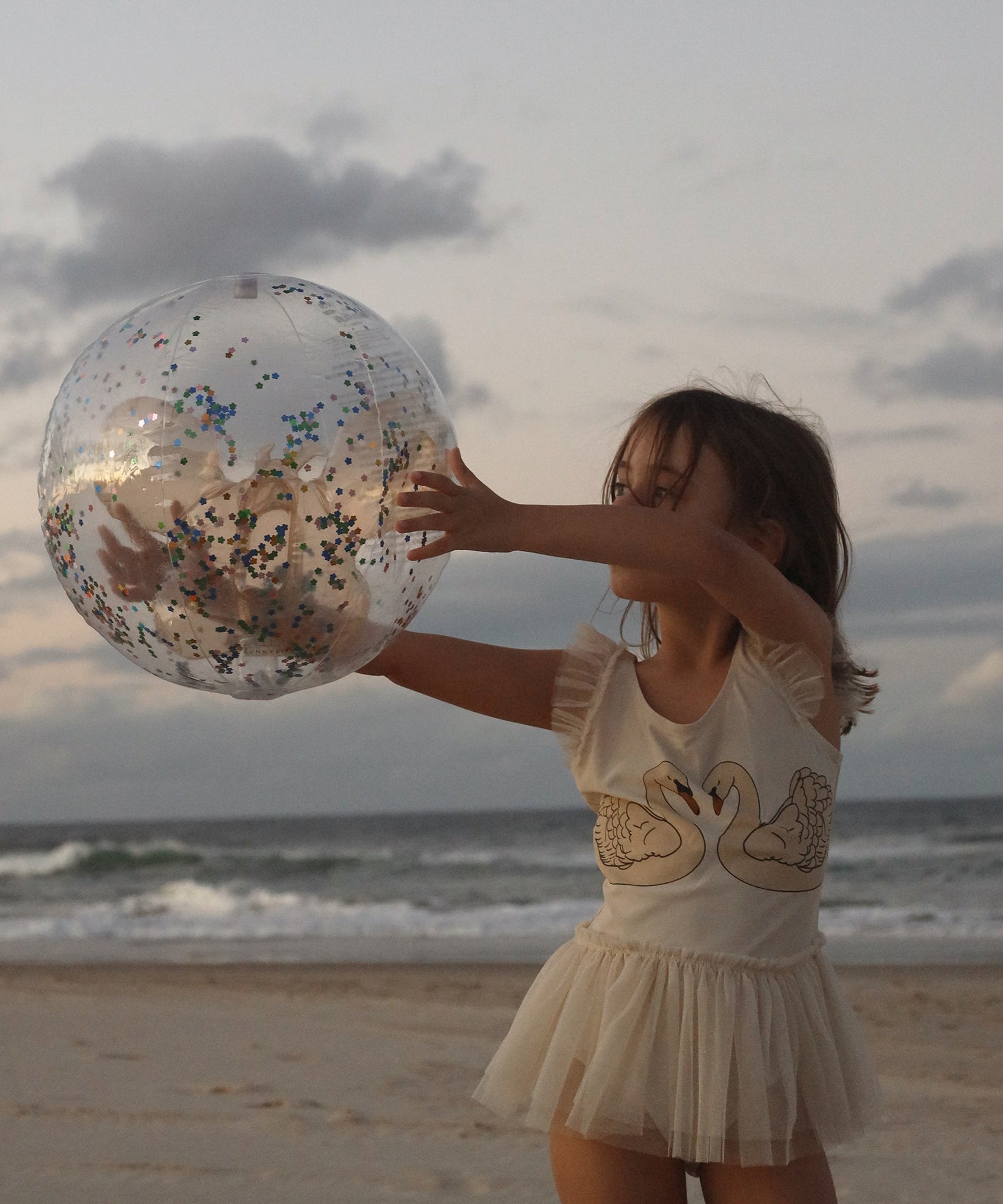 Sunnylife - كرة شاطئ قابلة للنفخ ثلاثية الأبعاد بنكهة القطن الحلو