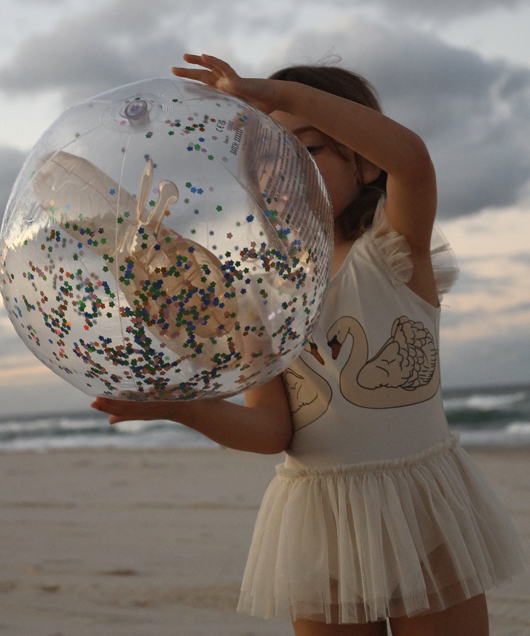 Sunnylife - كرة شاطئ قابلة للنفخ ثلاثية الأبعاد بنكهة القطن الحلو