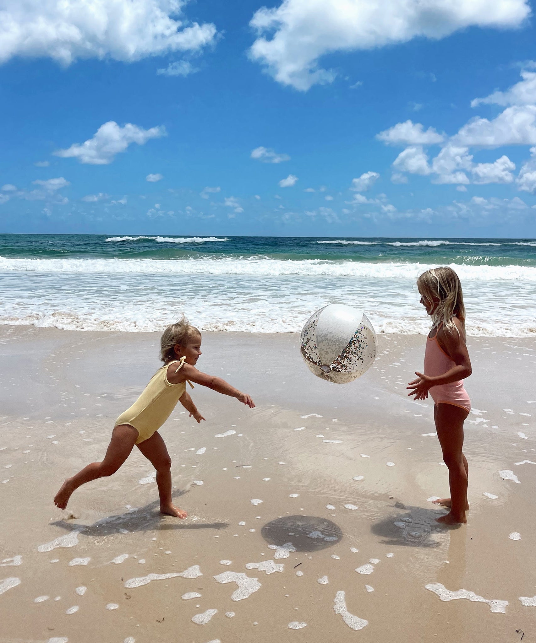 Sunnylife - كرة شاطئ قابلة للنفخ لامعة بنكهة القطن الحلو