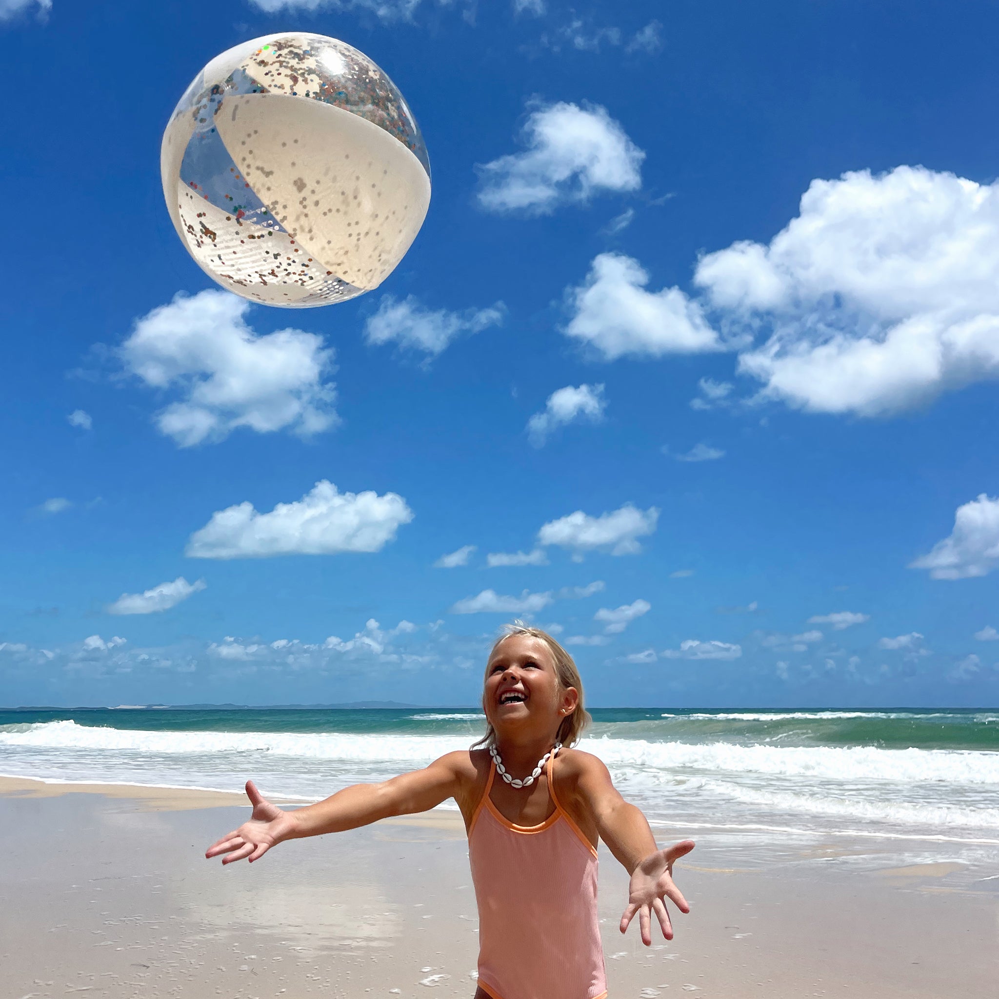 Sunnylife - كرة شاطئ قابلة للنفخ لامعة بنكهة القطن الحلو