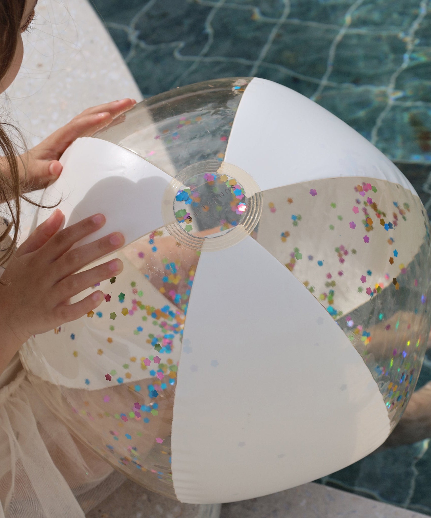 Sunnylife - كرة شاطئ قابلة للنفخ لامعة بنكهة القطن الحلو