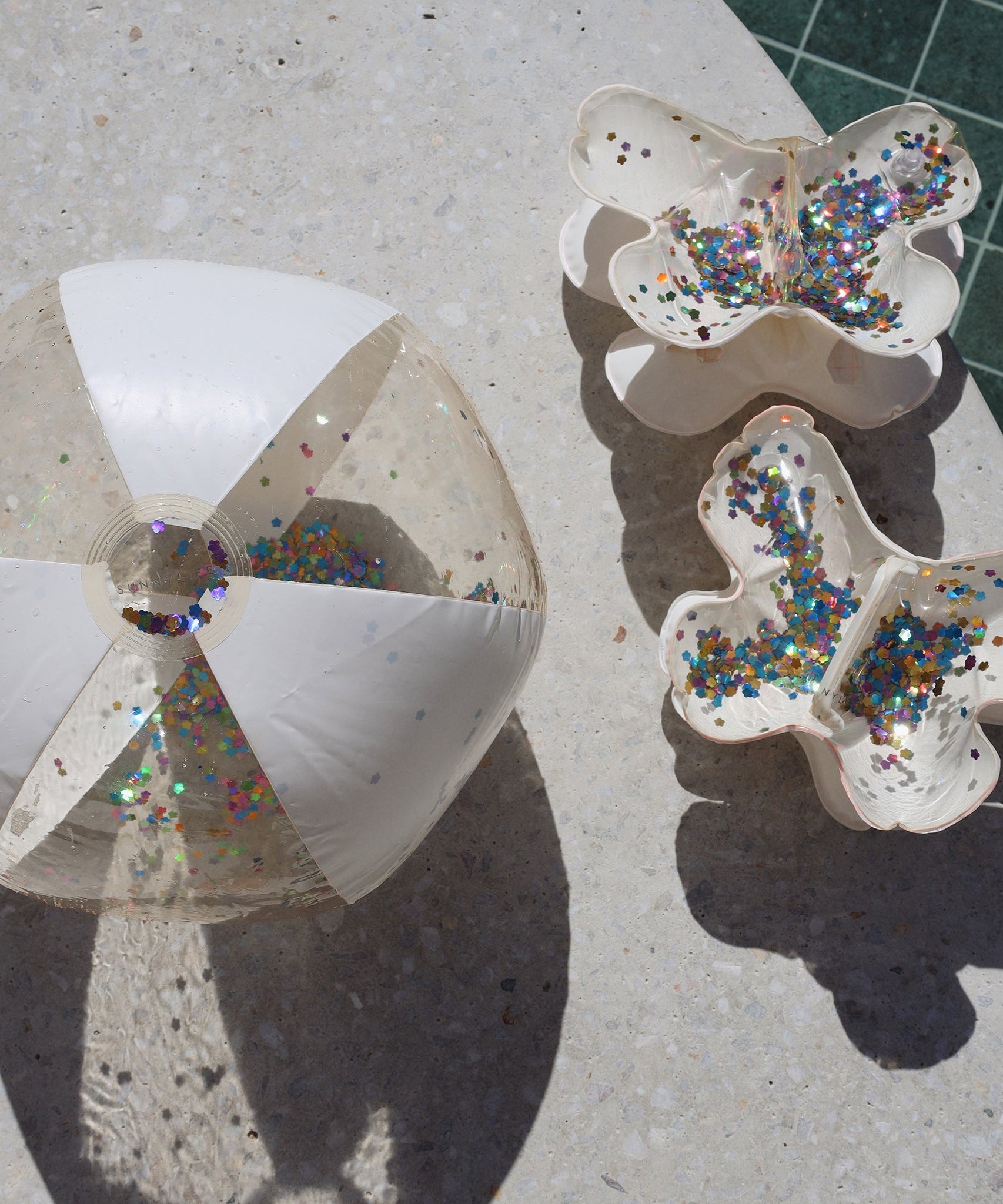 Sunnylife - كرة شاطئ قابلة للنفخ لامعة بنكهة القطن الحلو