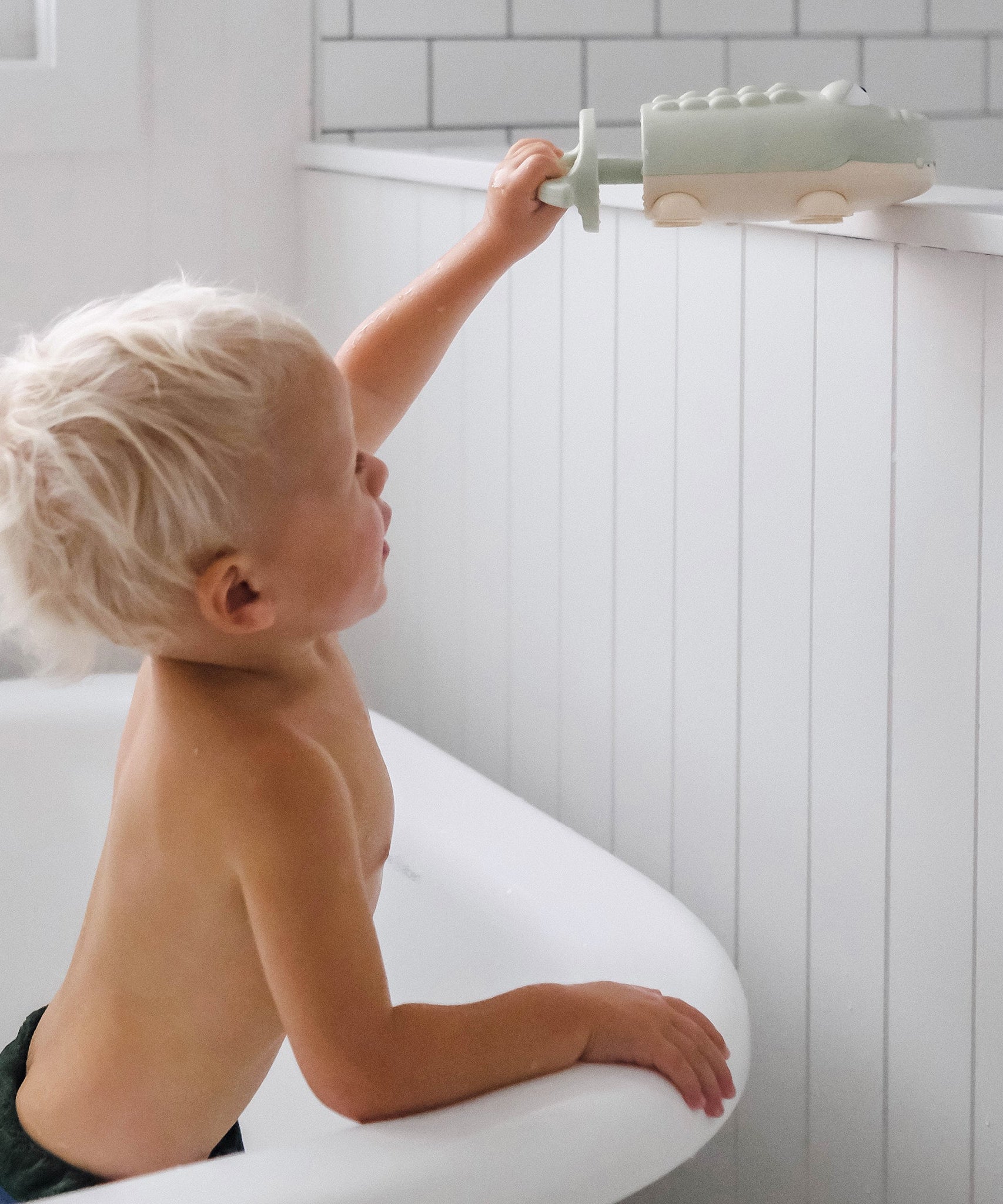 Sunnylife - لعبة رش الماء للأطفال تمساح