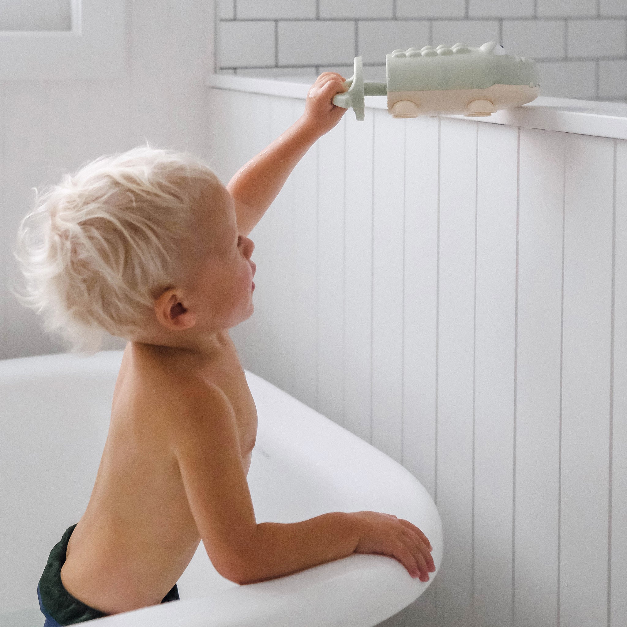 Sunnylife - لعبة رش الماء للأطفال تمساح