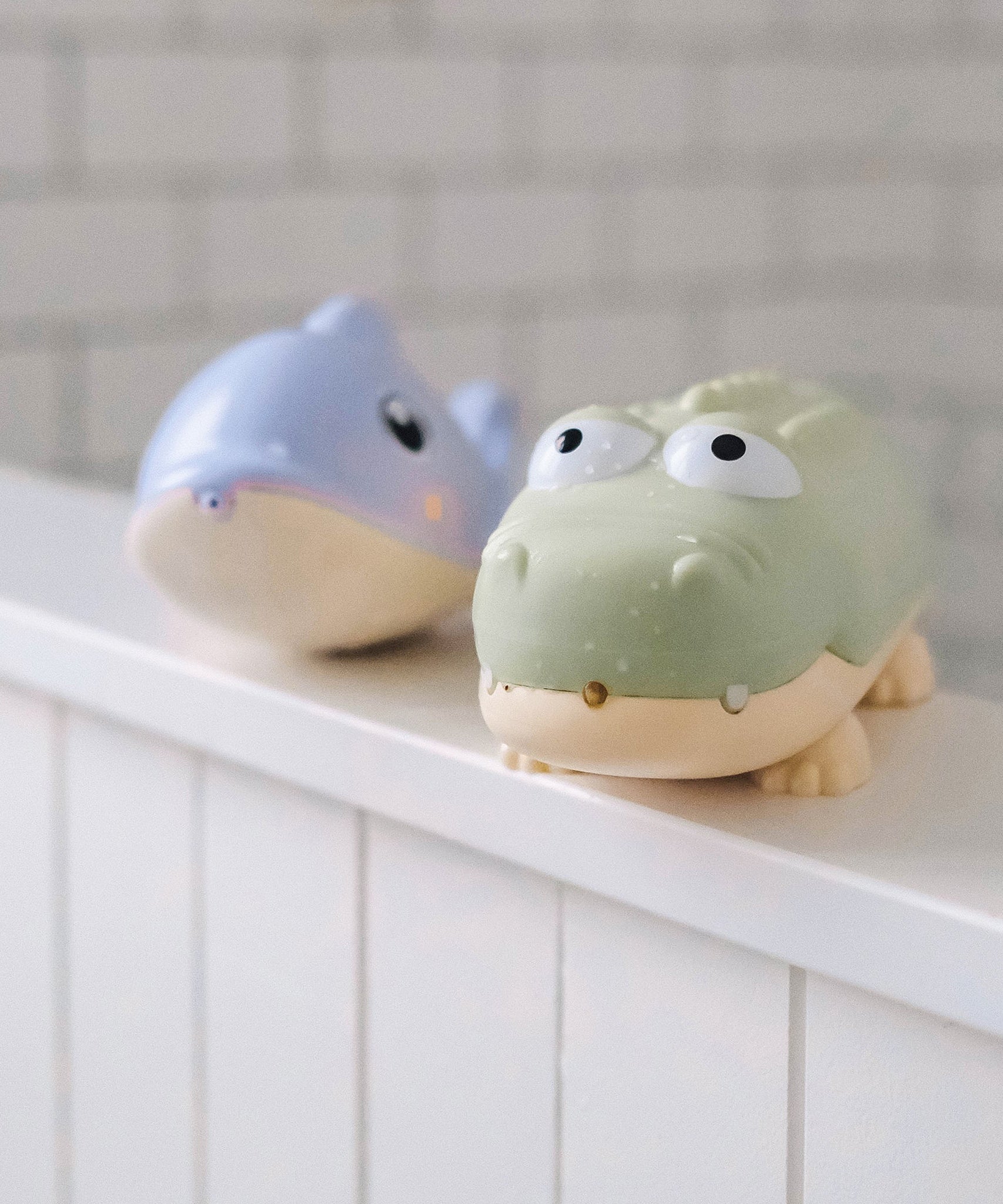 Sunnylife - لعبة رش الماء للأطفال تمساح