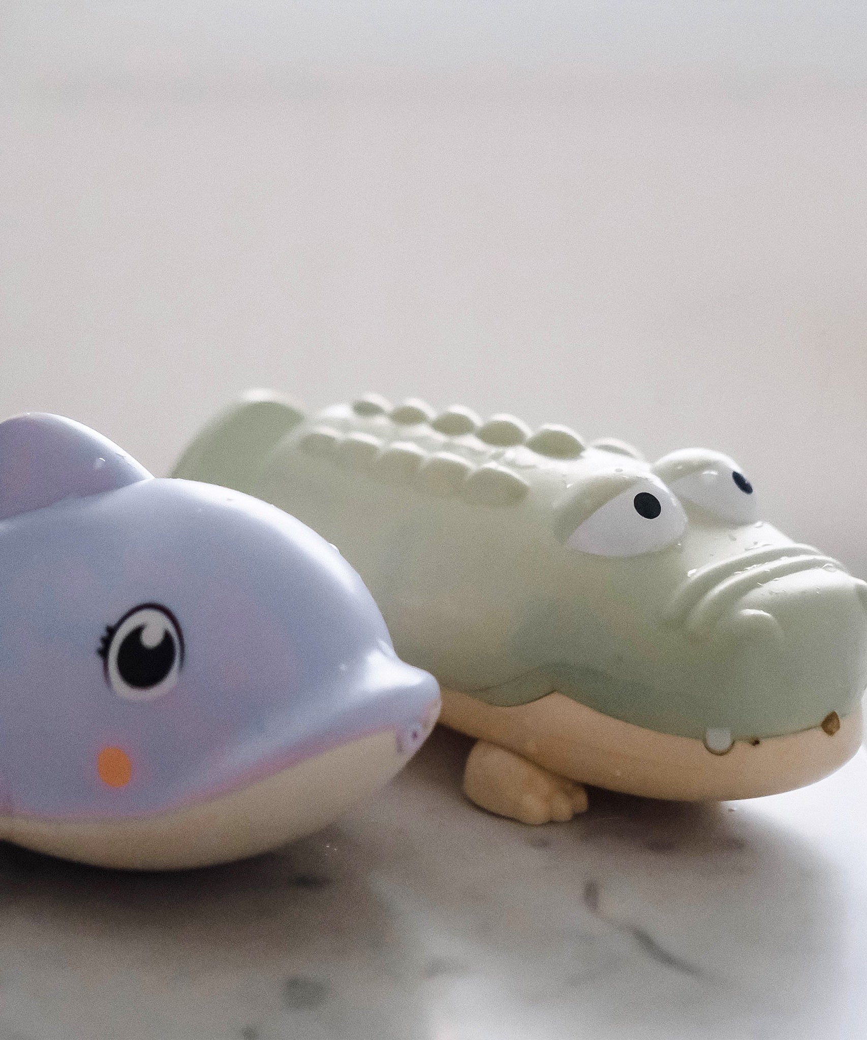 Sunnylife - لعبة رش الماء للأطفال تمساح