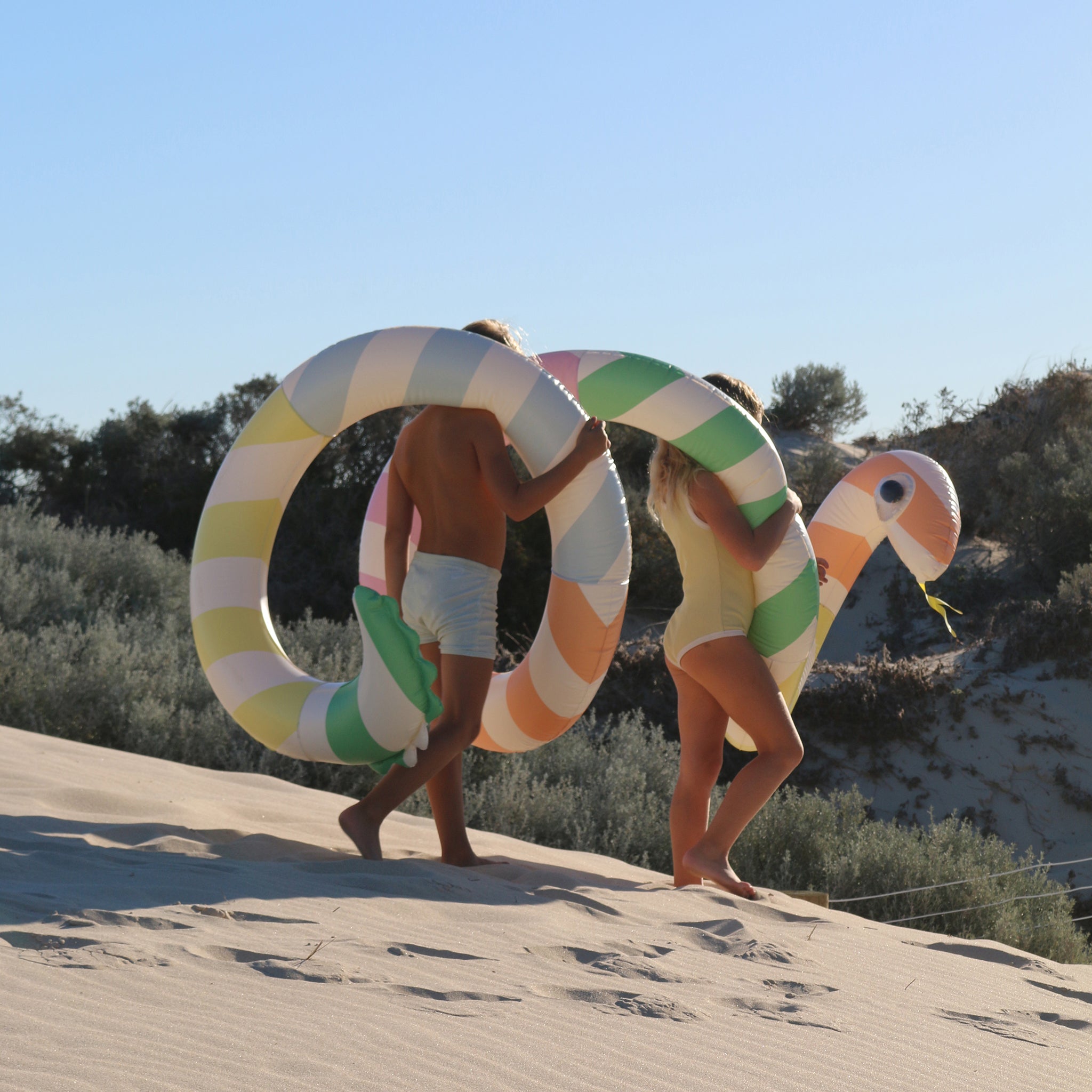 Sunnylife - متعة المسبح القابل للنفخ على شكل ثعبان عملاق وسرير