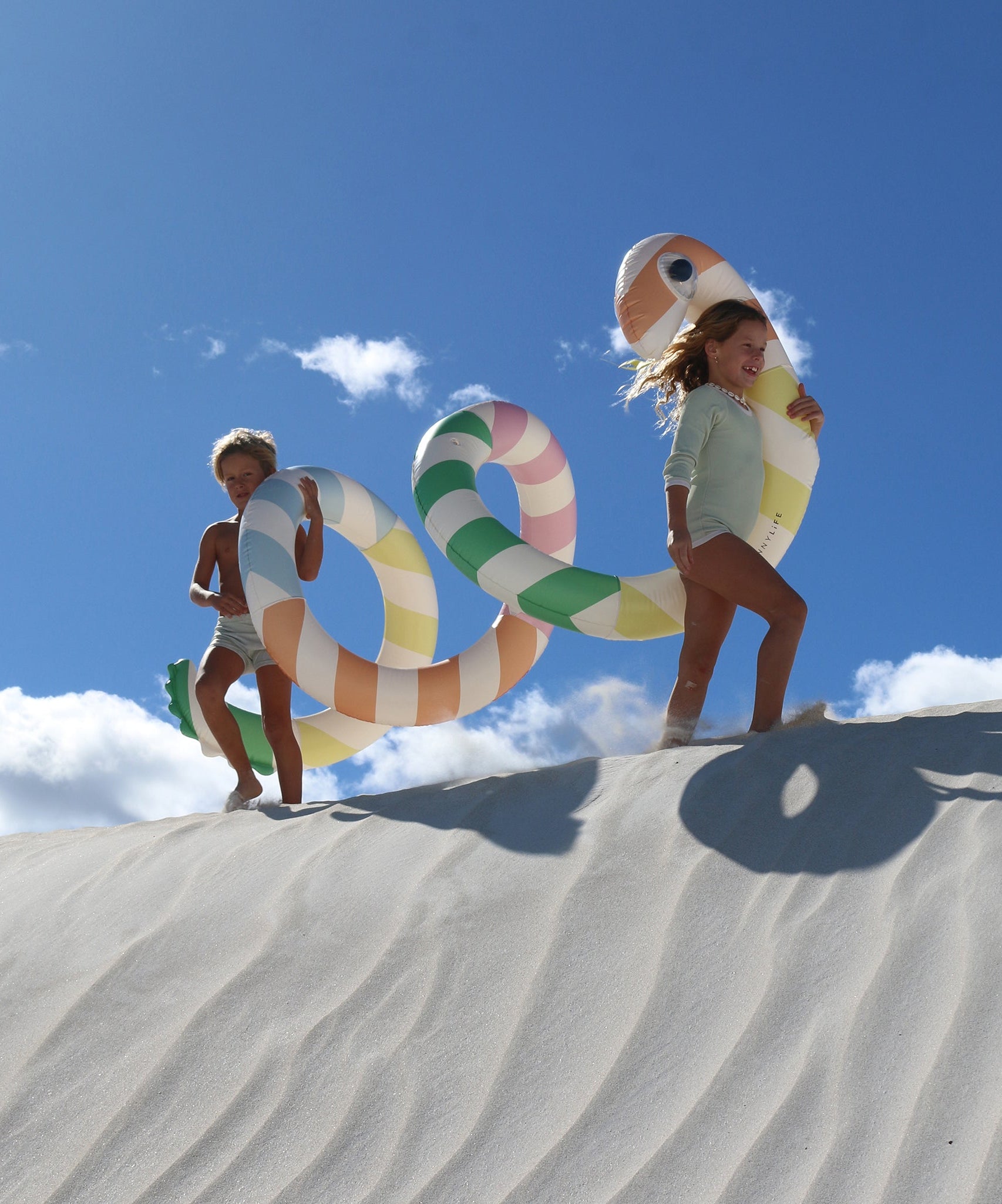 Sunnylife - متعة المسبح القابل للنفخ على شكل ثعبان عملاق وسرير