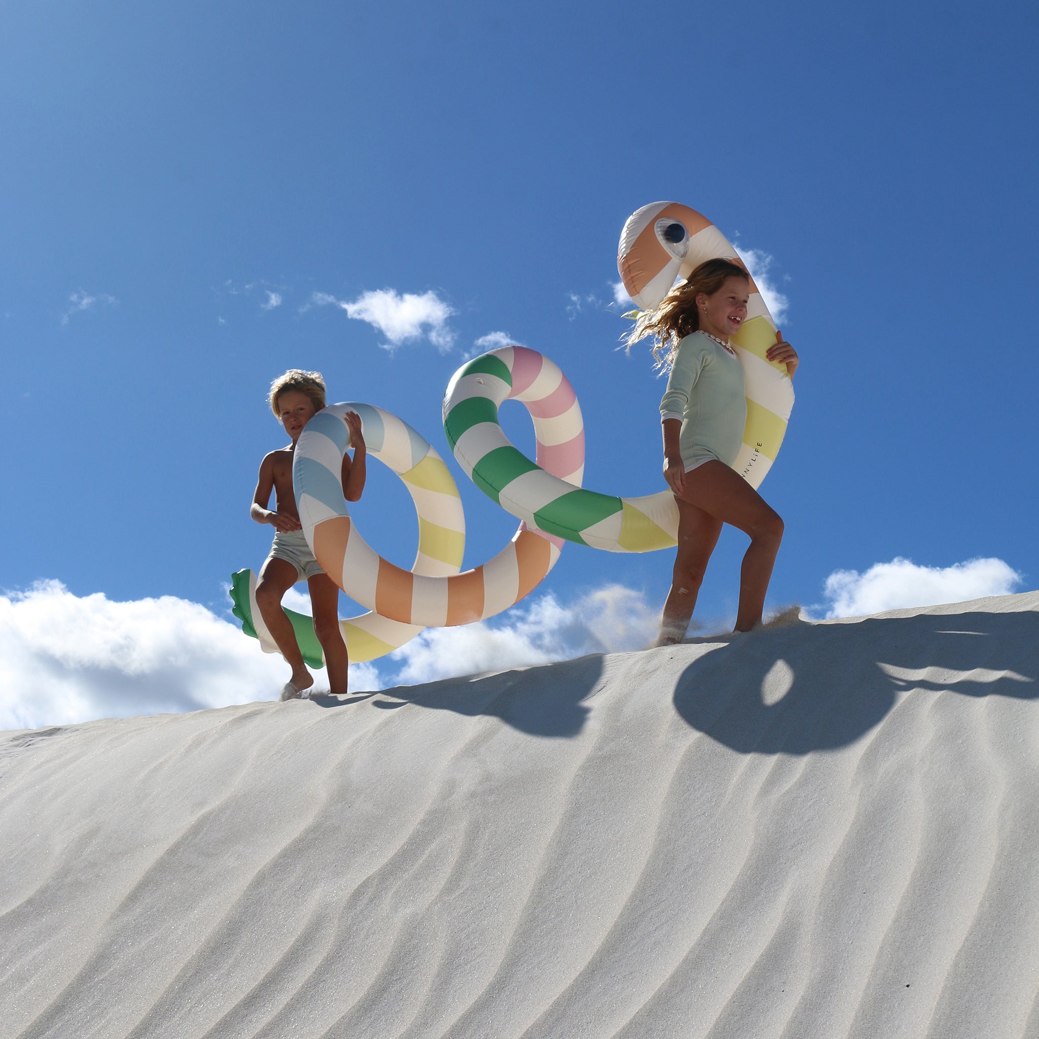 Sunnylife - متعة المسبح القابل للنفخ على شكل ثعبان عملاق وسرير