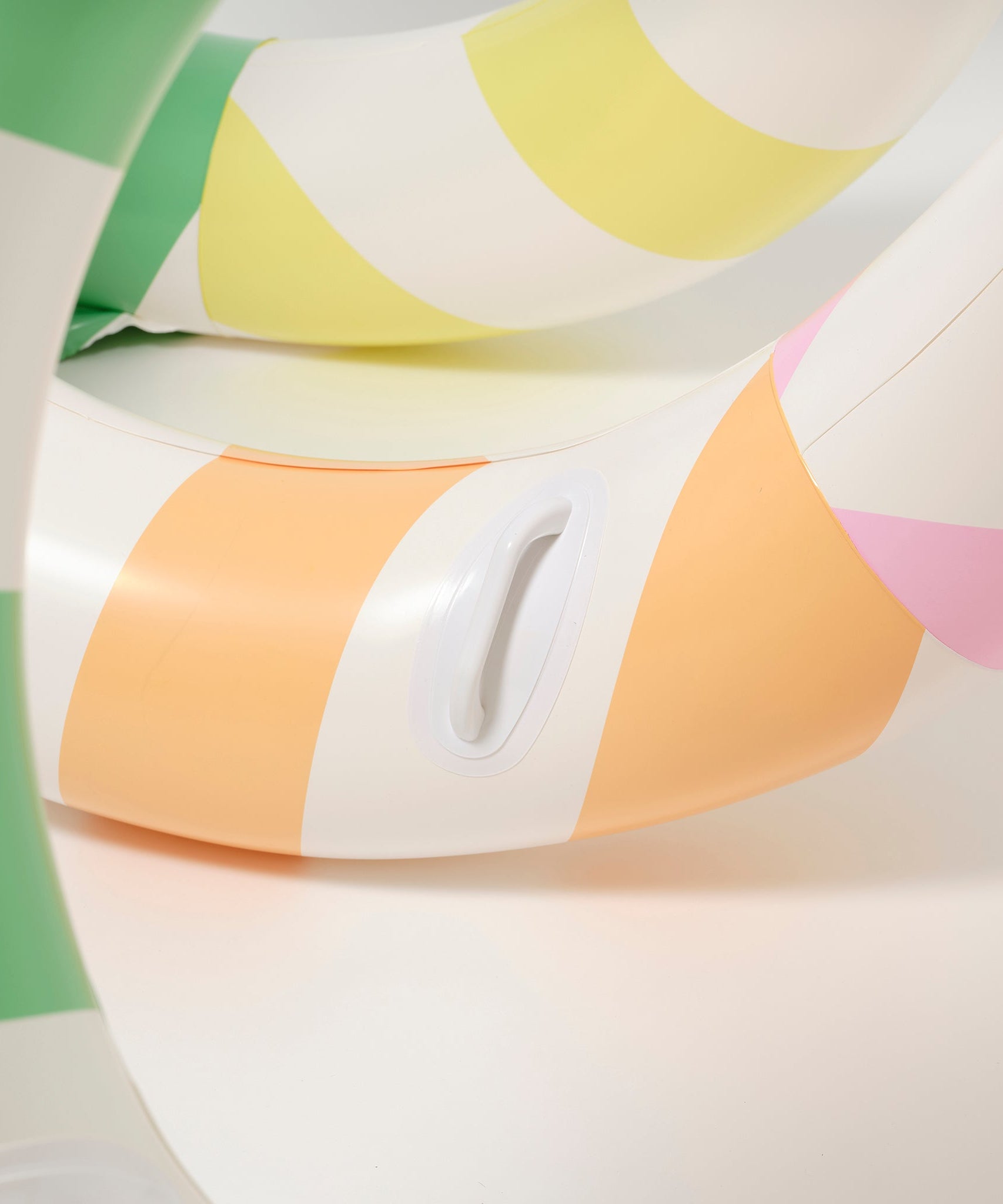 Sunnylife - متعة المسبح القابل للنفخ على شكل ثعبان عملاق وسرير