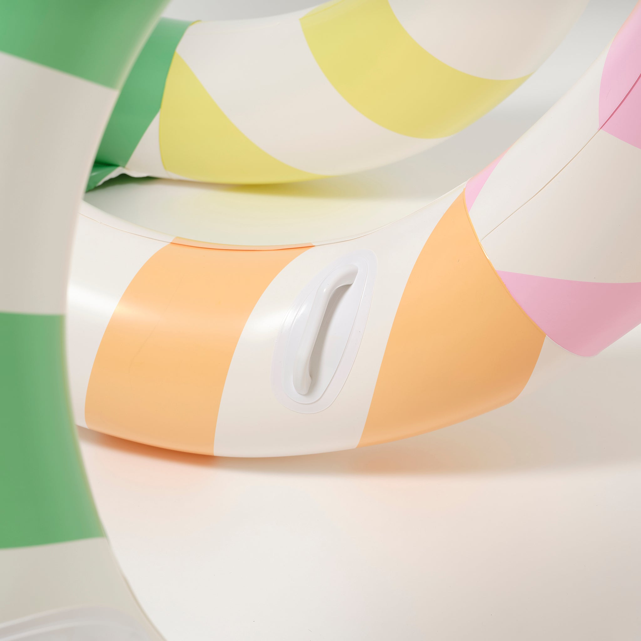 Sunnylife - متعة المسبح القابل للنفخ على شكل ثعبان عملاق وسرير