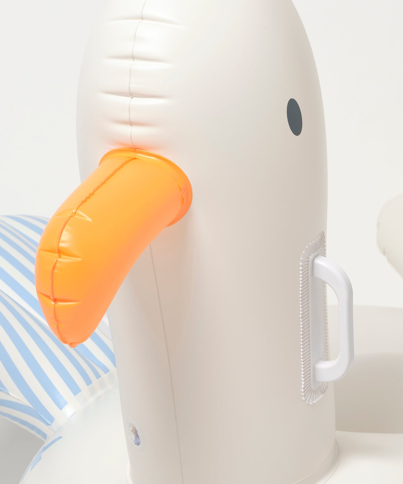 Sunnylife - سرير أطفال قابل للنفخ على شكل نورس سامي للبحر والمسبح