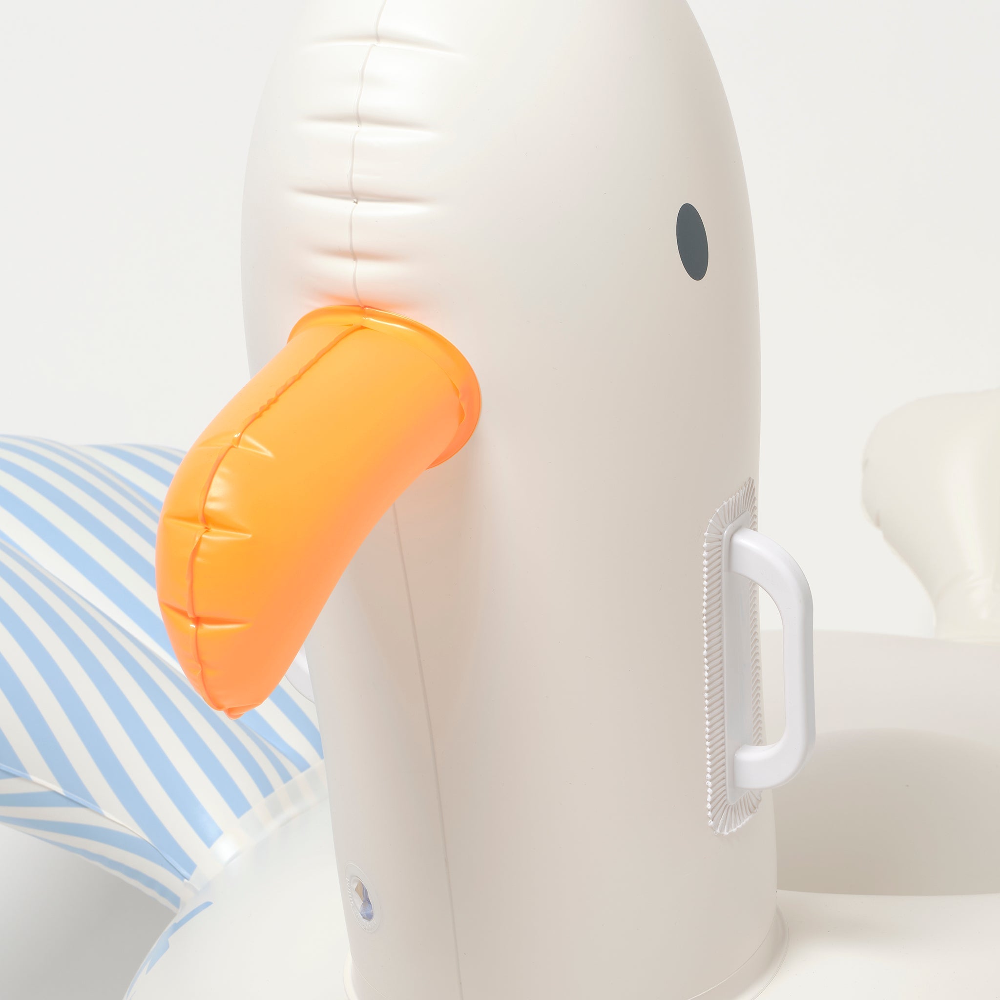 Sunnylife - سرير أطفال قابل للنفخ على شكل نورس سامي للبحر والمسبح