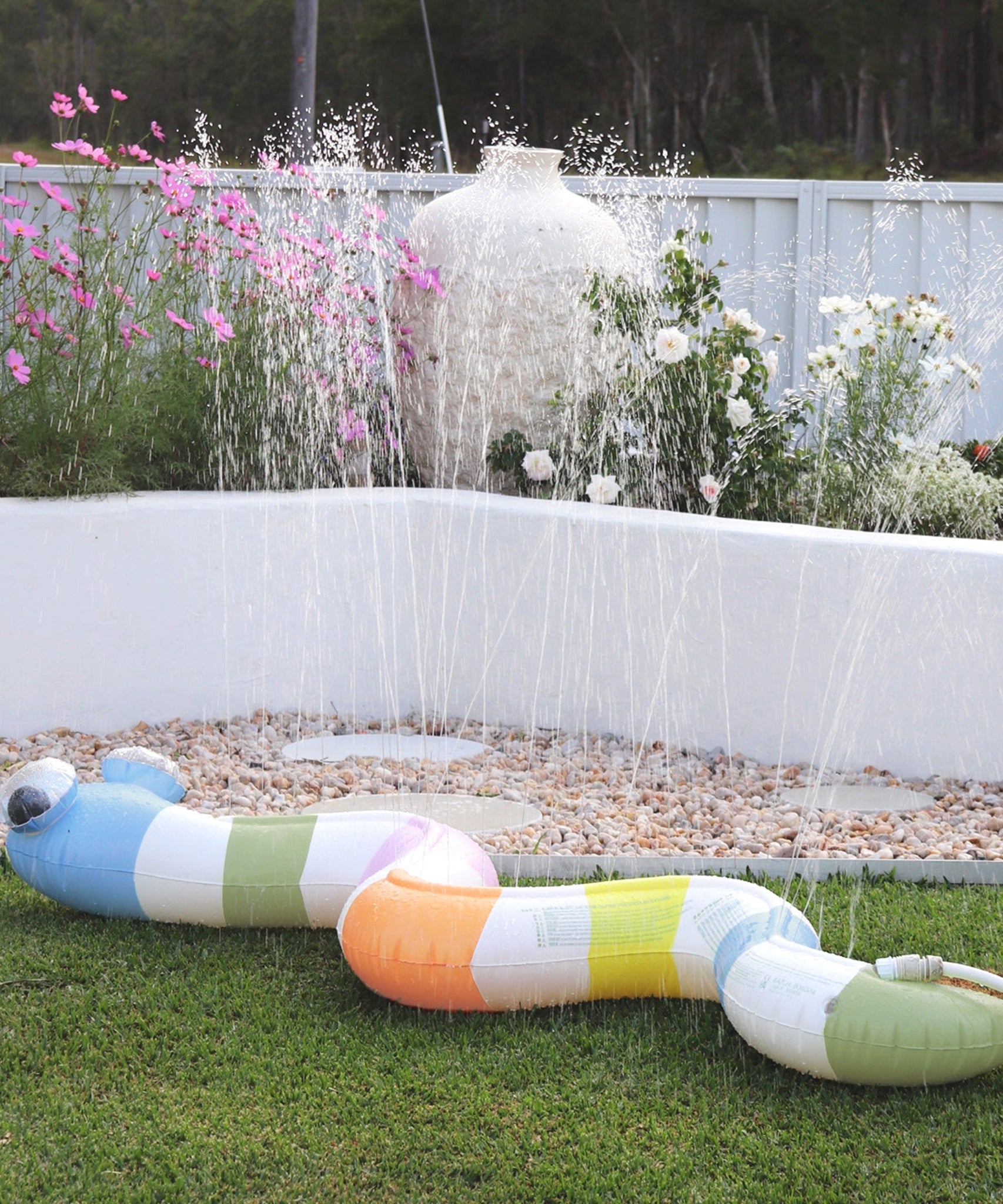 Sunnylife - لعبة الحديقة القابلة للنفخ متعددة النوافير المائية البرية